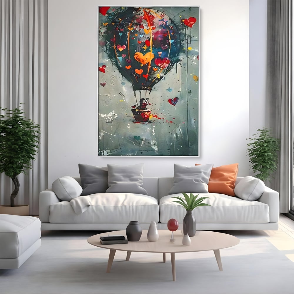 Tablou canvas cu tablou canvas cu balon cu aer cald si inimi, in rama de aluminiu argintiu, pe perete intr-un living